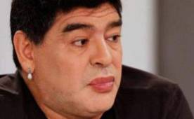 Diego Armando Maradona sorprendió con arete de perla y labios pintados.