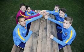Messi junto a los juveniles de la Masía del Barcelona. Foto tomada @FCBarcelona_es