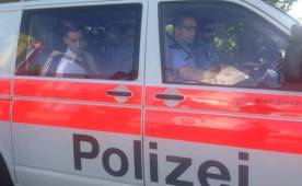 La policía suiza tomó a Brodkin y se lo llevó en un vehículo de la policía tras su truco que dejó a Blatter visiblemente furioso.