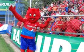 Los fans del Club Social Y Deportivo Municipal de Guatemala son conocidos como 'Los Rojos', aquí su mascota que lo representa muy bien.