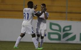 En el momento que Bayron Méndez y Romell Quioto celebraban el primer gol del partido. (Foto: Juan Salgado).