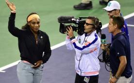 Serena Williams se mostró triste por no poder jugar en semifinales y tuvo que salir a saludar al publico presente.