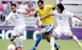 El volante catracho Roger Espinoza destacó en Londres en 2012 y el Wigan de Inglaterra le abrió las puertas. Foto AFP