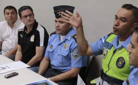 Miembros de la Policía Nacional al momento de dar los por menores de la seguridad de la final.