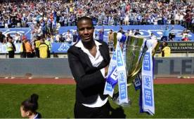 El hondureño Juan Carlos García con la copa de campeones de la tercera de Inglaterra que les da el pase a la Segunda división. FOTO Wigan Athletic