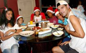 Según relató el propio presentador Frank Cuesta, fueron los jugadores del Barcelona, de paso por Tailandia, quienes permitieron el encuentro de la exmodelo con sus hijas. Foto Facebook