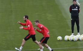 Diego Simeone, junto a los jugadores Juanfran Torres y Antoine Griezmann. Foto EFE.