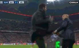 Diego Simeone al momento que agredía al comisario de la Uefa.