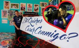 El sábado pasado no fue un día normal en la vida de Abraham Velásquez y Alma Matamoros, que viajaron desde Danlí hacia Tegucigalpa para observar el Motagua-Vida. Lo que no sabía la chica, es que su novio le tenía preparada una sorpresita. Fotos: Juan Salgado y Ronald Aceituno