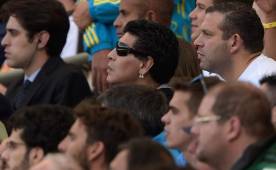 Según Dalma, a Maradona le han puesto con los aficionados brasileño y lo han tenido de un lugar para otro en los estadios. Foto AFP