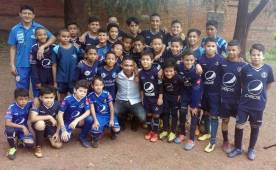 Los chicos U-12 del Motagua vivieron un día especial, Emilio Izaguirre les visitó y estuvo todo el entreno. Foto @Motaguacom