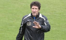 El entrenador del Olimpia de Honduras, Héctor Vargas, tendrá que pagar la multa y cumplir los partidos por mentarle la madre a árbitro David Cruz. Foto Archivo