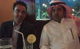 Xavi Hernández con el director deportivo de Al Sadd, Muhammed Ghoulam.