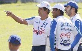 El entrenador de la Selección de Honduras, Jorge Luis Pinto, cuando dialogaba con sus asistentes Amado Guevara y Gilberto Arenas. Foto Delmer Martínez