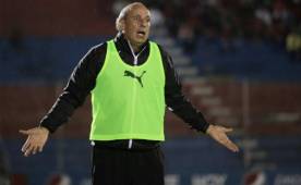 Miguel Falero lamentó el mal estado de la cancha de La Ceiba en el segundo tiempo de juego ante Vida. Foto Javier Rosales