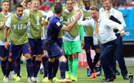Louis Van Gaal celebrando eufórico el golazo de Van Persie. (EFE)