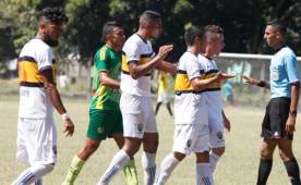 Jugadores del Boca, de blanco, reclaman una acción al árbitro central del juego ante el Atlético Limeño. FOTO: Neptalí Romero.