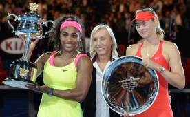 Serena Williams y Maria Sharapova posan para los medios con sus respectivos trofeos. (AFP)