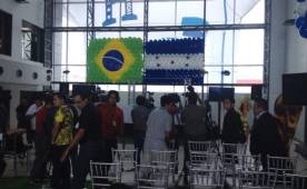 Así luce la sala donde se ofrecerá la conferencia de prensa.