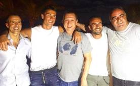 Momento en que Cristiano compartió con el magnate de Singapur, Peter Lim y varios amigos.