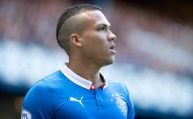 El hondureño Arnold Peralta lució nuevo look en su regreso a las canchas. (FOTO: Rangers)