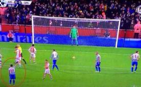 En la imagen se ve claramente cuando Vargas le da indicaciones a Robert Green.