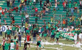 La afición verdolaga saltó a la cancha para saludar a sus jugadores, pero el equipo y su estadio serán castigados.