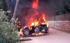El auto se incendió luego del violento impacto con un árbol, el piloto logró salir con vida, pero su copiloto fue consumido por las llamas. Foto Tomada de abc.es