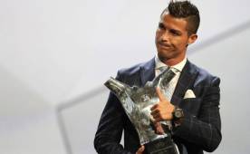 Cristiano Ronaldo se disculpó con Griezmann y Bale por ganarles y llevarse el premio a Mejor Jugador de la UEFA. Foto AFP