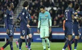 Cabizbajo, así caminó Neymar entre los jugadores del PSG tras la finalización del encuentro por octavos de Champions.