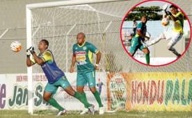 El defensor Marlon Peña jugando como portero en los últimos minutos del encuentro que disputaron frente al Honduras Progreso. Foto DIEZ Neptalí Romero