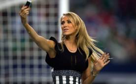 Inés Sainz le dio cobertura al juego entre México y Argentina y deslumbró con su belleza.