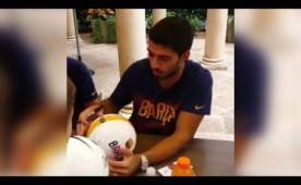 Luis Suárez durante la firma de autógrafos.