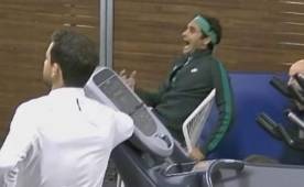 Momento en que Federer se sorprende por el gran punto de Sharapova.