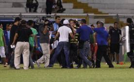 El aficionado intentó explicar lo que pasaba en las afueras del estadio.