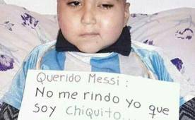 El pequeño Luchy se suma para pedirle a Messi que no se vaya.