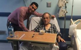 Chelato Uclés junto al doctor constarricense Luis Morelli, quien le hizo la operación en las arterias.