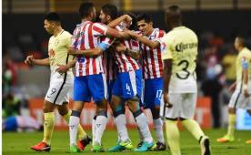 Los jugadores de Chivas celebran uno de los tres goles que le anotaron al América en el clásico mexicano.