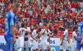 Carlos Discua celebrando su cuarto gol vestido con la camiseta de la Liga. (FOTO: Cortesía Alajuelense)