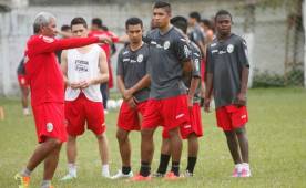 El estratega hondureño Héctor Castellón tiene la dura misión de salvar del descenso a los Panzas Verdes.