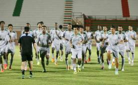 Roger Rojas entrenando con todo el plantel del Al-Ettifaq.