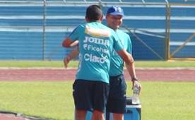 Amado Guevara se saluda con Freddy Amazo, el preparador físico de la Selección.