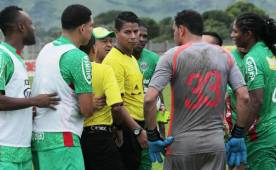 Los jugadores de Marathón se fueron encima del árbitro Manuel Zelaya, quien sostuvo su decisión.