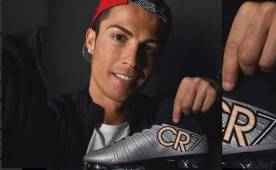 El astro portugués Cristiano Ronaldo presenta los zapatos que utilizará en el clásico español entre Real Madrid y Barcelona.
