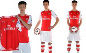 Krystian Bielik de 17 años, con su nueva camisa del Arsenal.