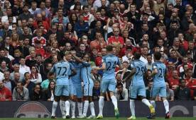 Jugadores del Manchester City celebran el primer gol marcado por De Bruyne.