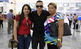 Vanessa Oliva junto a su esposa asesinado, el futbolista Arnold Peralta y la madre del seleccionado cuando llegaba a San Pedro Sula. Foto Archivo DIEZ