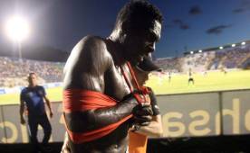 Javier Estupiñán al momento de ser sacado del engramillado del estadio Nacional de Tegucigalpa y sujetarse el hombro derecho. FOTO: DIEZ