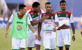 El central colombiano Eder Munive abraza a su compañero Diego Reyes al término del primer tiempo cuando Marathón estaba ganando 1-0. Foto Ronal Aceituno