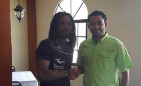 Roy Smith cuando acababa de firmar con el Honduras Progreso.